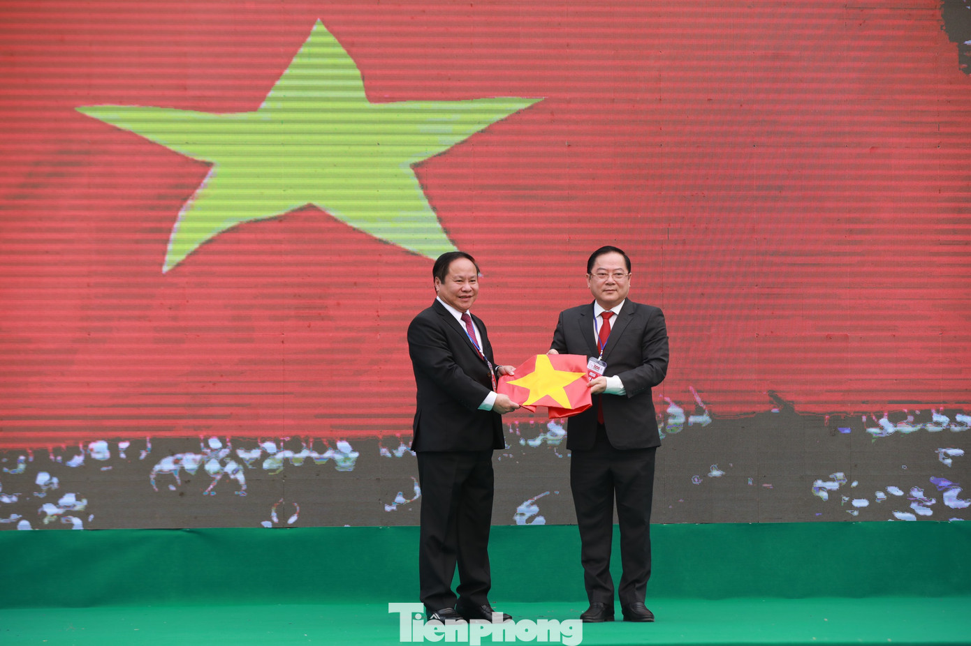 Tại chương trình, Ban tổ chức Tiền Phong Marathon trao tặng lại những lá cờ Tổ quốc trên đường chạy cho lực lượng chức năng và người dân tỉnh Lai Châu. Trong ảnh, Tổng Biên tập báo Tiền Phong Lê Xuân Sơn trao cờ cho Phó Chủ tịch Thường trực UBND tỉnh Lai Châu Tống Thanh Hải. Ảnh: Hồng Vĩnh