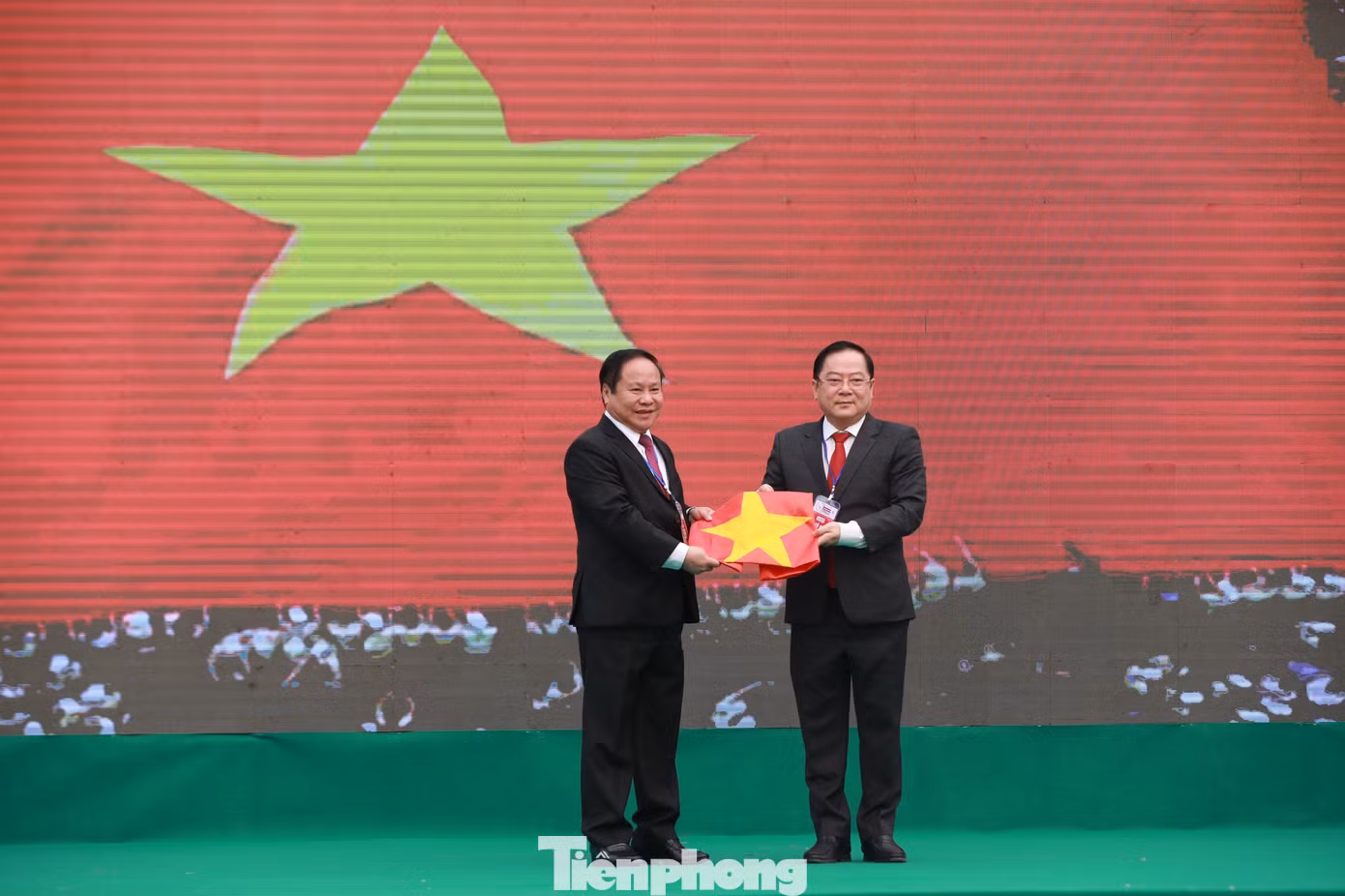 Tại chương trình, Ban tổ chức Tiền Phong Marathon trao tặng lại những lá cờ Tổ quốc trên đường chạy cho lực lượng chức năng và người dân tỉnh Lai Châu. Trong ảnh, Tổng Biên tập báo Tiền Phong Lê Xuân Sơn trao cờ cho Phó Chủ tịch Thường trực UBND tỉnh Lai Châu Tống Thanh Hải. Ảnh: Hồng Vĩnh