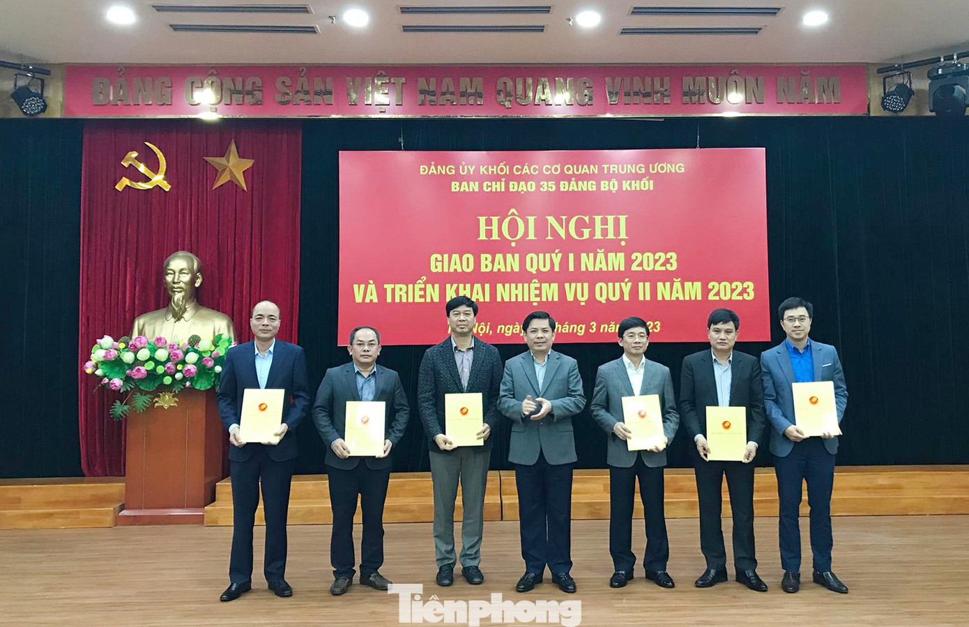 Bí thư Đảng uỷ Khối các cơ quan T.Ư Nguyễn Văn Thể trao các quyết định kiện toàn Ban chỉ đạo 35 Đảng uỷ Khối các cơ quan T.Ư. Ảnh: Trường Phong Bí thư Đảng uỷ Khối các cơ quan T.Ư Nguyễn Văn Thể trao các quyết định kiện toàn Ban chỉ đạo 35 Đảng uỷ Khối các cơ quan T.Ư. Ảnh: Trường Phong