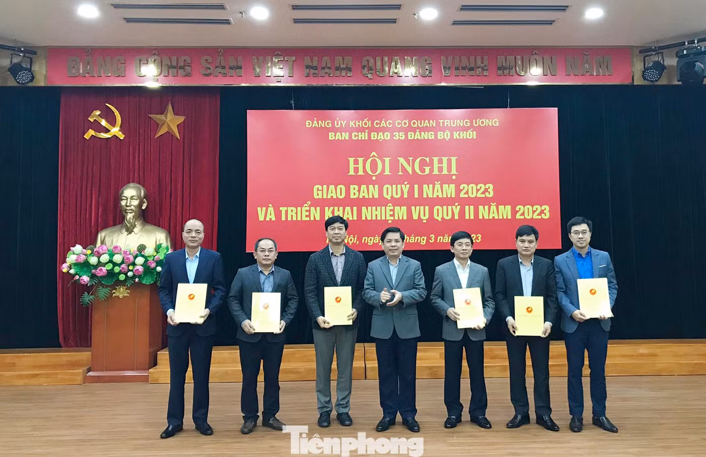 Bí thư Đảng uỷ Khối các cơ quan T.Ư Nguyễn Văn Thể trao các quyết định kiện toàn Ban chỉ đạo 35 Đảng uỷ Khối các cơ quan T.Ư. Ảnh: Trường Phong