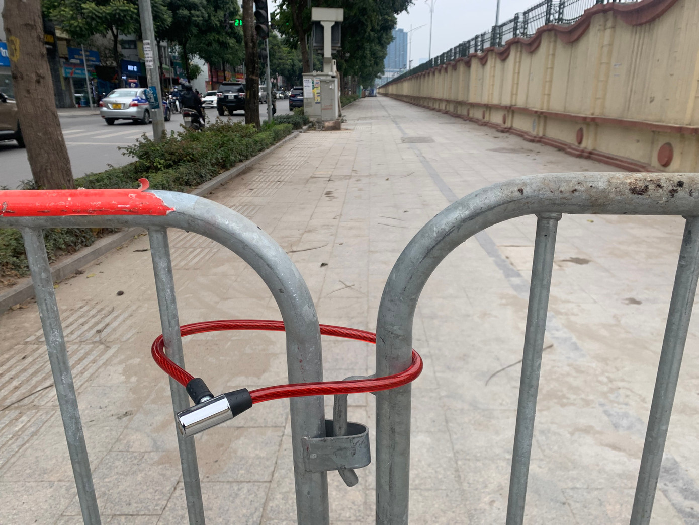 Các rào chắn được khoá với nhau, tạo thành khối liên kết vững chắc ở mỗi đầu lối lên vỉa hè phố Lê Trọng Tấn. Ảnh: Duy Phạm Các rào chắn được khoá với nhau, tạo thành khối liên kết vững chắc ở mỗi đầu lối lên vỉa hè phố Lê Trọng Tấn. Ảnh: Duy Phạm
