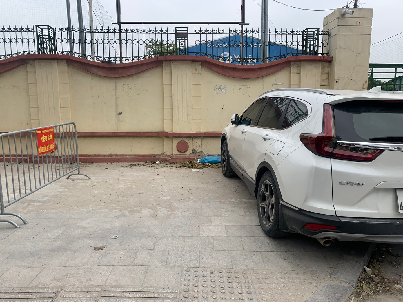 Một chiếc ô tô vẫn tranh thủ dừng, đỗ trên đoạn đầu vỉa hè, trước barie của cơ quan chức năng. Ảnh: Duy Phạm Một chiếc ô tô vẫn tranh thủ dừng, đỗ trên đoạn đầu vỉa hè, trước barie của cơ quan chức năng. Ảnh: Duy Phạm