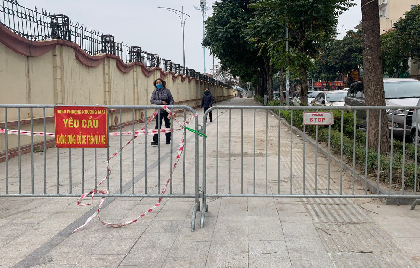 Trước đó, sau khi báo chí phản ánh tình trạng lấn chiếm vỉa hè lát đá tuyến phố Lê Trọng Tấn làm chỗ dừng, đỗ ô tô, chính quyền phường Khương Mai đã lập các rào chắn, cảnh báo không dừng, đỗ ô tô. Ảnh: Trường Phong.