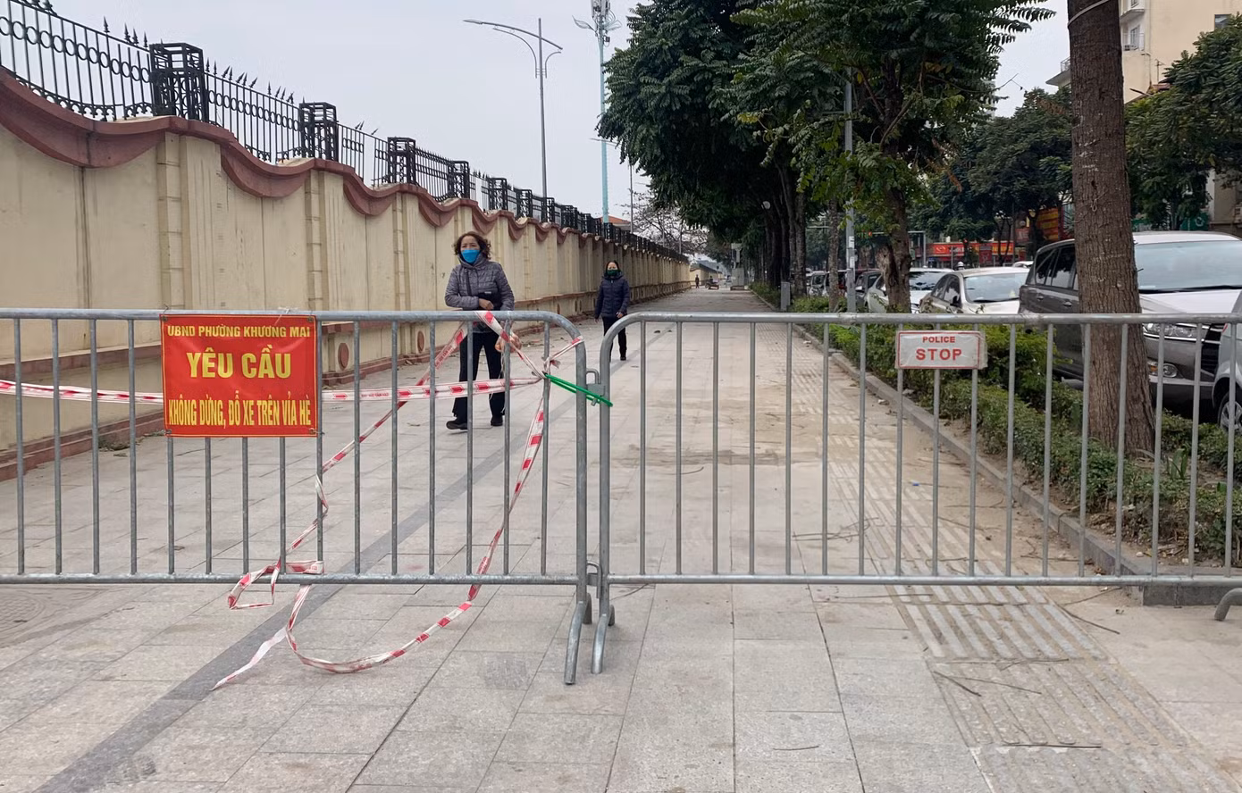 Trước đó, sau khi báo chí phản ánh tình trạng lấn chiếm vỉa hè lát đá tuyến phố Lê Trọng Tấn làm chỗ dừng, đỗ ô tô, chính quyền phường Khương Mai đã lập các rào chắn, cảnh báo không dừng, đỗ ô tô. Ảnh: Trường Phong.