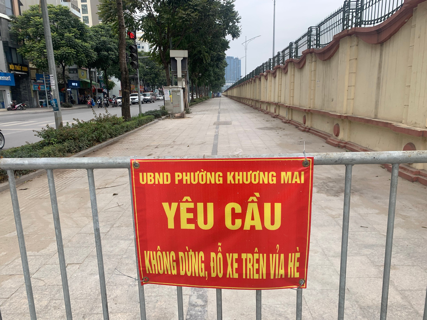Ngày 17/1, theo ghi nhận của phóng viên, UBND phường Khương Mai (Thanh Xuân, Hà Nội) đã dựng rào chắn, ngăn ô tô đỗ trên vỉa hè phố Lê Trọng Tấn. Ảnh: Duy Phạm Ngày 17/1, theo ghi nhận của phóng viên, UBND phường Khương Mai (Thanh Xuân, Hà Nội) đã dựng rào chắn, ngăn ô tô đỗ trên vỉa hè phố Lê Trọng Tấn. Ảnh: Duy Phạm