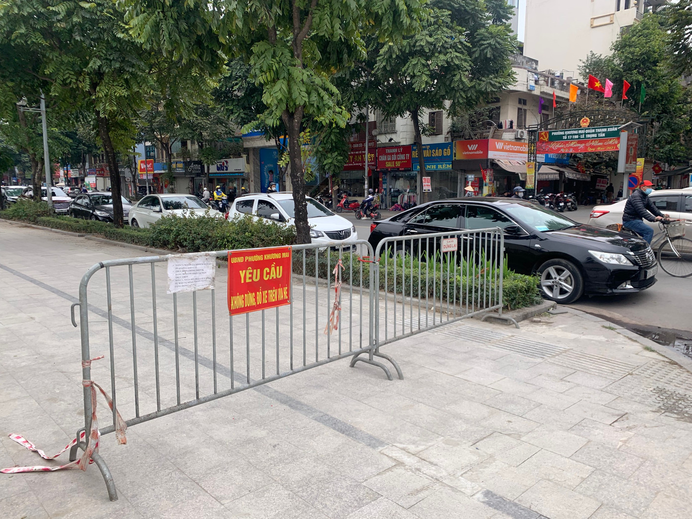 Theo ghi nhận của phóng viên, sau khi dựng rào chắn, toàn bộ vỉa hè giáp với khu vực đất của Quân chủng PK-KQ trên phố Lê Trọng Tấn đã không xuất hiện xe ô tô dừng đỗ. Ảnh: Duy Phạm Theo ghi nhận của phóng viên, sau khi dựng rào chắn, toàn bộ vỉa hè giáp với khu vực đất của Quân chủng PK-KQ trên phố Lê Trọng Tấn đã không xuất hiện xe ô tô dừng đỗ. Ảnh: Duy Phạm