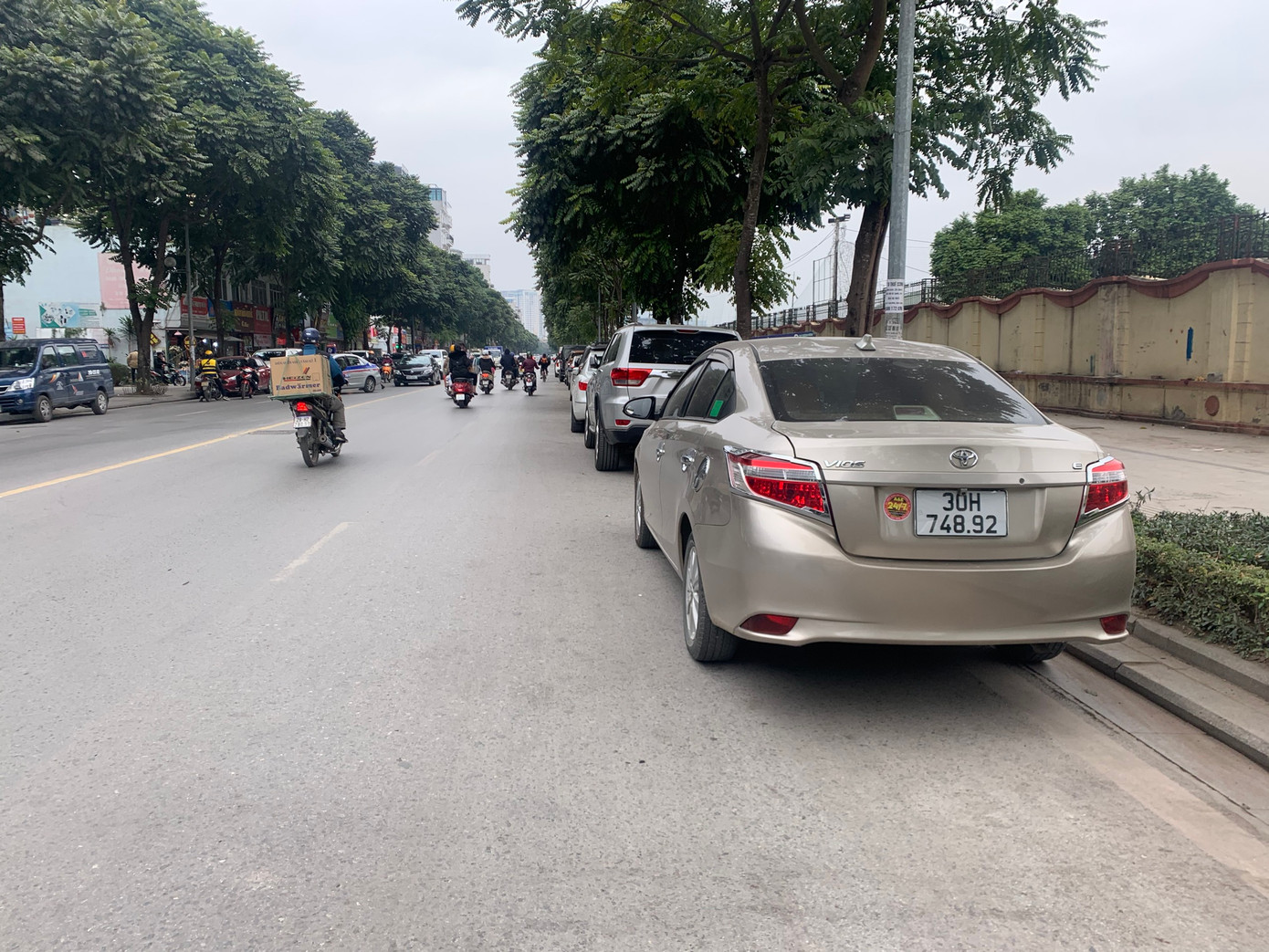 Trong khi tình trạng xe ô tô dừng đỗ trên vỉa hè được giải quyết bước đầu, hàng loạt ô tô vẫn dừng đỗ dưới lòng đường Lê Trọng Tấn, gây cản trở giao thông, đặc biệt là trong dịp Tết. Ảnh: Duy Phạm Trong khi tình trạng xe ô tô dừng đỗ trên vỉa hè được giải quyết bước đầu, hàng loạt ô tô vẫn dừng đỗ dưới lòng đường Lê Trọng Tấn, gây cản trở giao thông, đặc biệt là trong dịp Tết. Ảnh: Duy Phạm