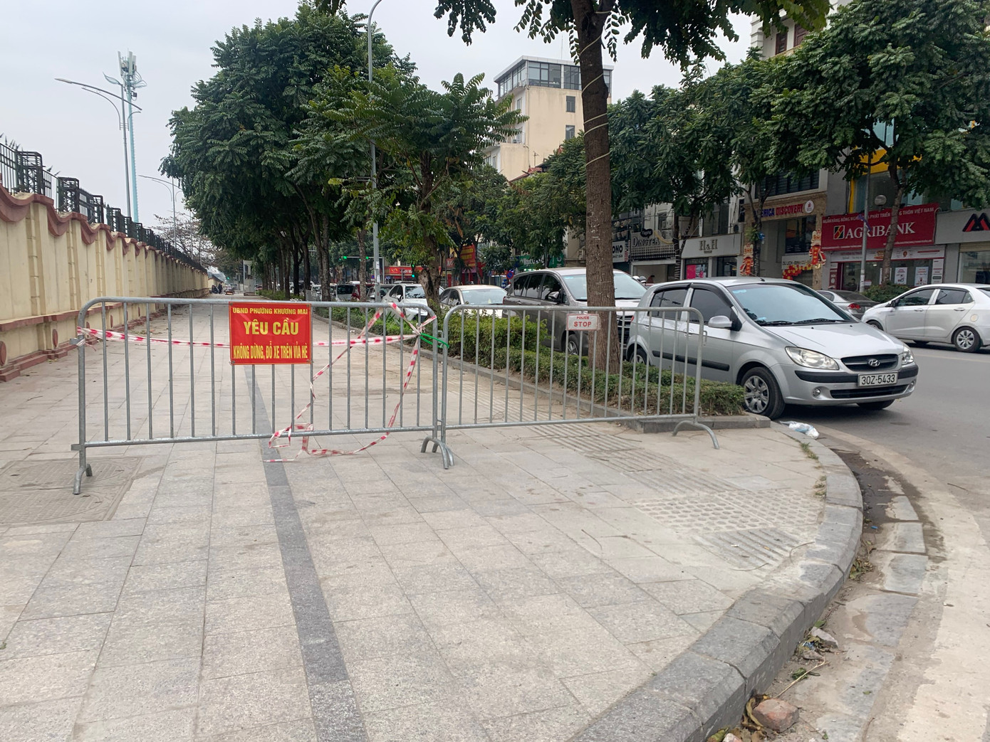 Trao đổi với phóng viên Tiền Phong, phía Ban Quản lý dự án quận Thanh Xuân - đơn vị được giao nhiệm vụ duy tu, bảo trì vỉa hè lát đá tự nhiên trên địa bàn quận - cho biết, ô tô dừng đỗ trên vỉa hè chính là một phần nguyên nhân khiến vỉa hè nhanh bị hư hỏng, xuống cấp. Ảnh: Trường Phong Trao đổi với phóng viên Tiền Phong, phía Ban Quản lý dự án quận Thanh Xuân - đơn vị được giao nhiệm vụ duy tu, bảo trì vỉa hè lát đá tự nhiên trên địa bàn quận - cho biết, ô tô dừng đỗ trên vỉa hè chính là một phần nguyên nhân khiến vỉa hè nhanh bị hư hỏng, xuống cấp. Ảnh: Trường Phong