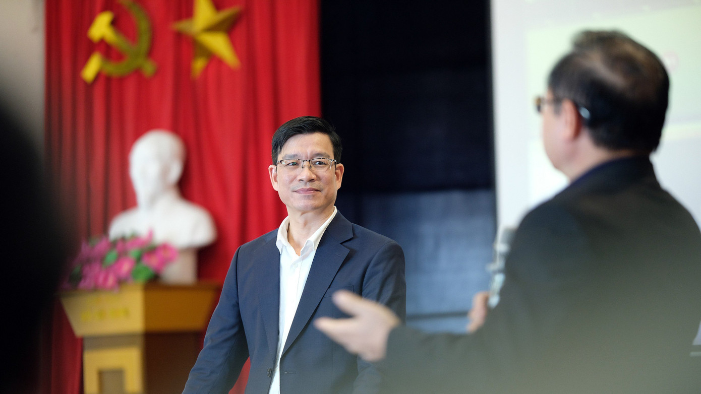 PGS.TS Phạm Đức Kiên (trái) trao đổi với lãnh đạo, cán bộ, đảng viên báo Tiền Phong. Ảnh: Hoàng Mạnh Thắng.