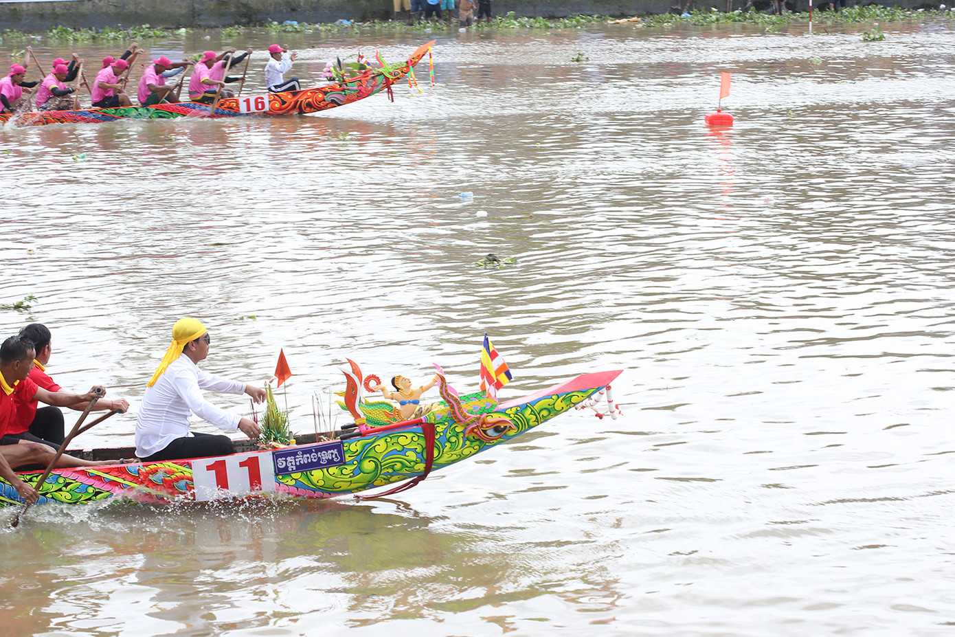 Những màn so kè quyết liệt trên sông. Nhiều chiếc ghe chỉ chiến thắng trong gang tấc, chênh nhau vài mili giây. Ảnh: Trường Phong. Những màn so kè quyết liệt trên sông. Nhiều chiếc ghe chỉ chiến thắng trong gang tấc, chênh nhau vài mili giây. Ảnh: Trường Phong.