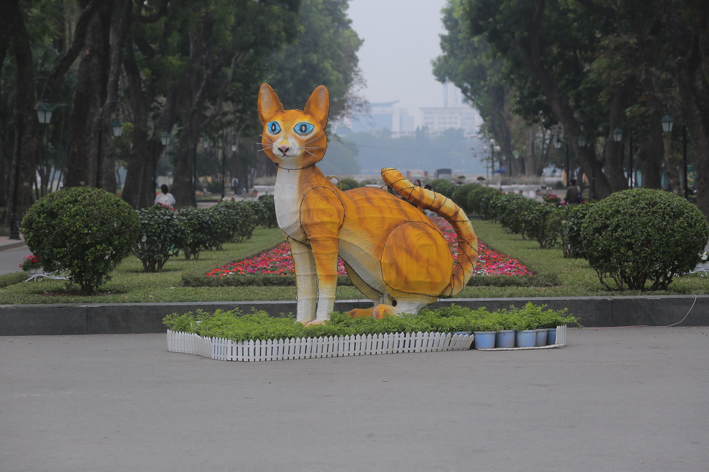 Linh vật tạo hình một chú mèo màu vàng cam, thân hình hơi gày gò, và khiến nhiều người liên tưởng tới chuột hoặc thỏ. Ảnh: Duy Phạm