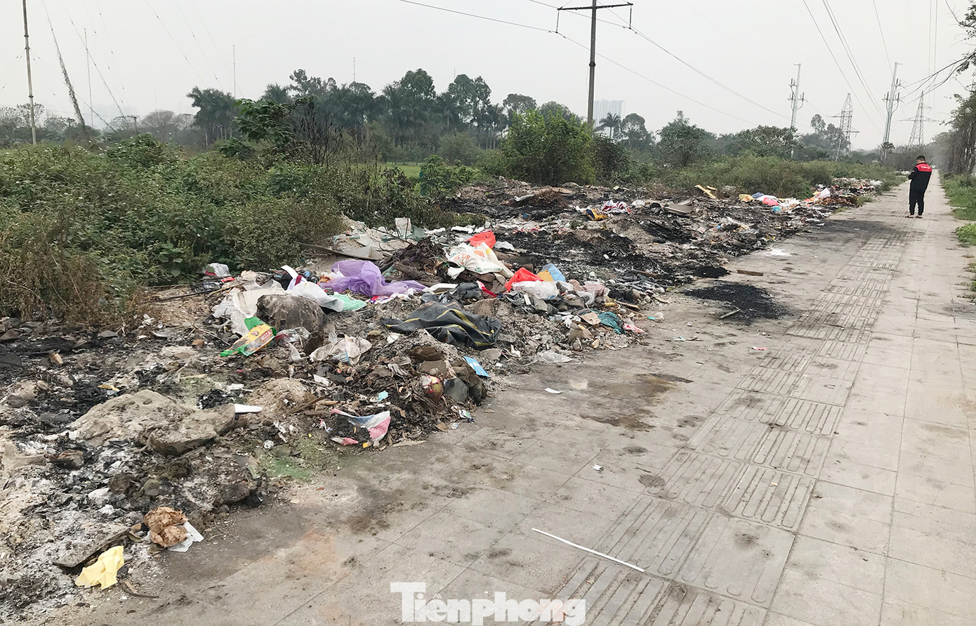 Bãi rác tự phát sát vỉa hè đường Chu Văn An. Ảnh: Trường Phong.