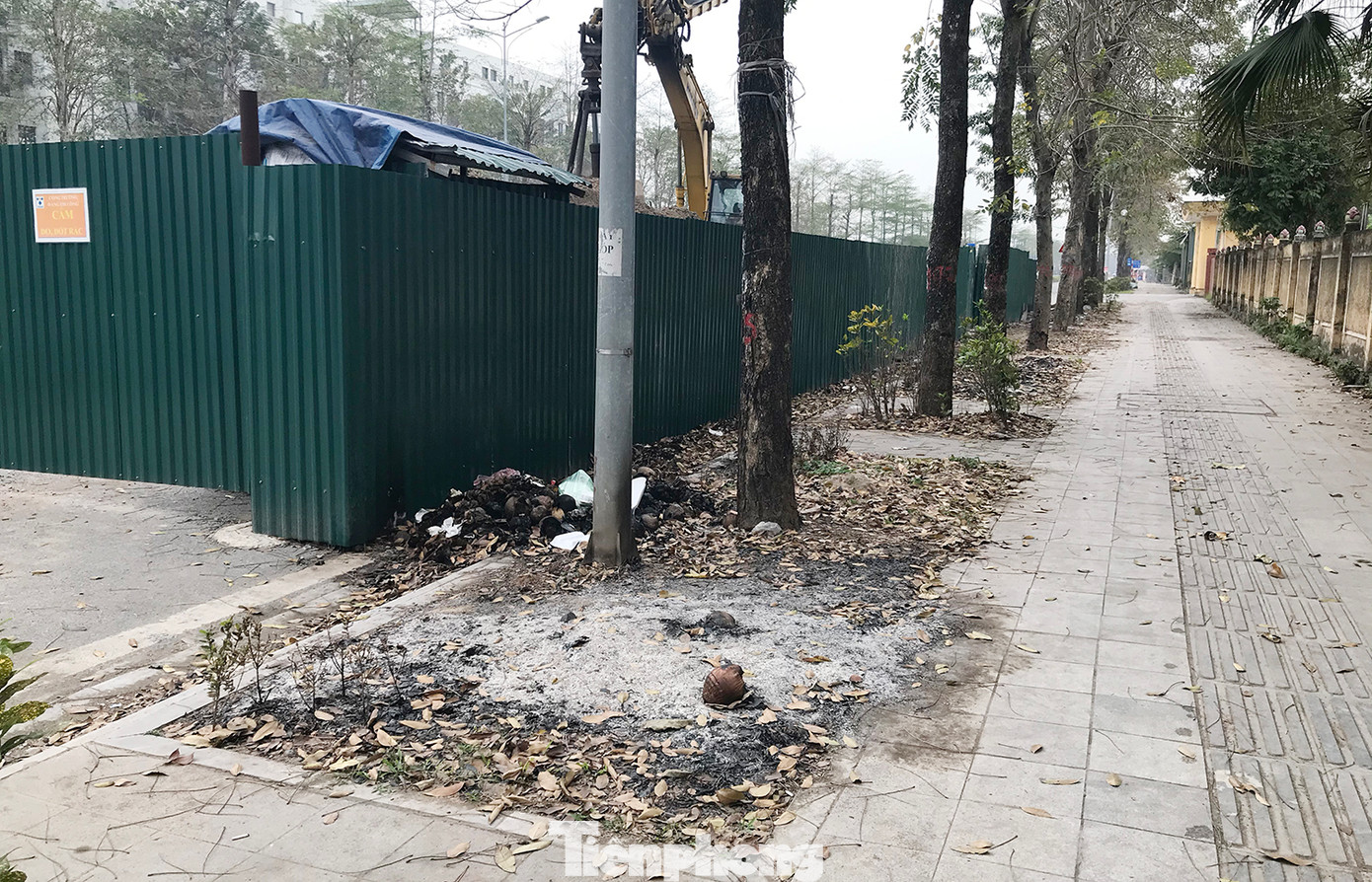 Nhiều đoạn vỉa hè bị cô lập trở thành nơi đổ rác thải, phế thải, đốt phế liệu. Ảnh: Trường Phong.