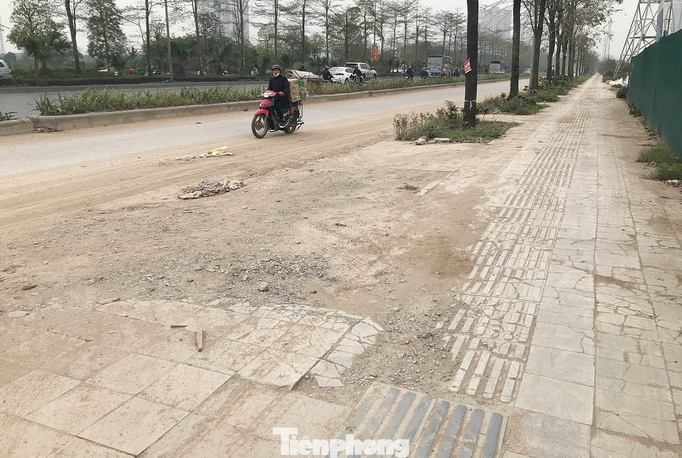Trên tuyến đường này cũng đang thi công nhiều công trình lớn, nhiều phương tiện tải trọng nặng gây hư hỏng vỉa hè. Ảnh: Trường Phong.