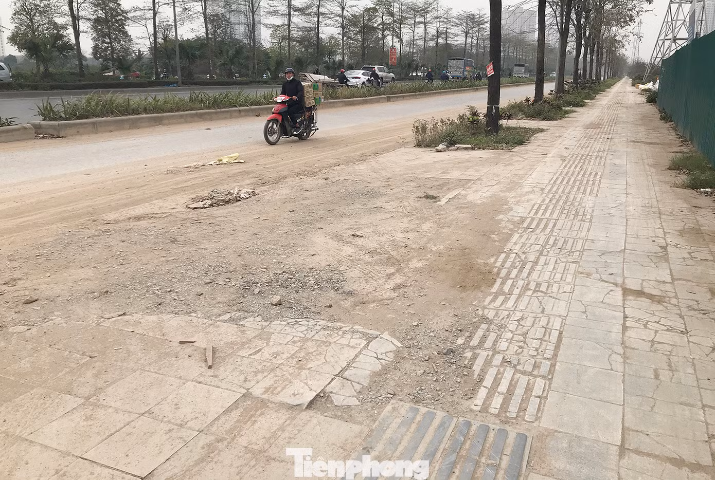 Trên tuyến đường này cũng đang thi công nhiều công trình lớn, nhiều phương tiện tải trọng nặng gây hư hỏng vỉa hè. Ảnh: Trường Phong.