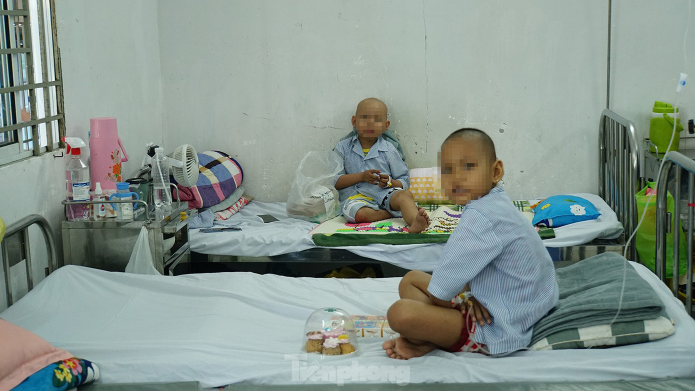 Các bệnh nhi đang xạ trị tại bệnh viện.