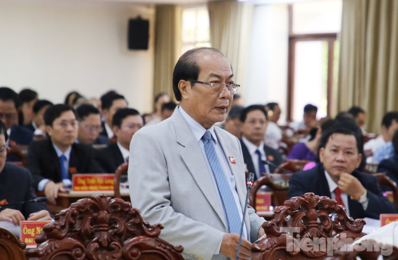 Đại biểu Nguyễn Văn Dũng chất vấn Giám đốc Sở Nội vụ Cần Thơ. Đại biểu Nguyễn Văn Dũng chất vấn Giám đốc Sở Nội vụ Cần Thơ.