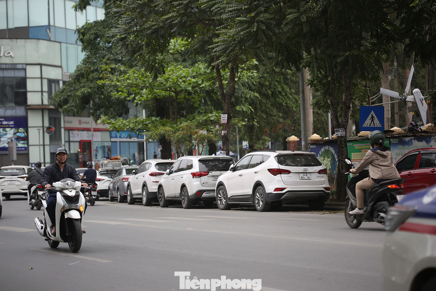 Theo UBND phường Khương Mai (Thanh Xuân, Hà Nội), do không có biển cấm, nên việc xử lý phương tiện dừng đỗ dưới lòng đường Lê Trọng Tấn gặp nhiều khó khăn. Lực lượng chức năng chủ yếu tuyên truyền, vận động, trường hợp vi phạm, tái phạm nghiêm trọng mới xử lý. Ảnh: Trường Phong. Theo UBND phường Khương Mai (Thanh Xuân, Hà Nội), do không có biển cấm, nên việc xử lý phương tiện dừng đỗ dưới lòng đường Lê Trọng Tấn gặp nhiều khó khăn. Lực lượng chức năng chủ yếu tuyên truyền, vận động, trường hợp vi phạm, tái phạm nghiêm trọng mới xử lý. Ảnh: Trường Phong.