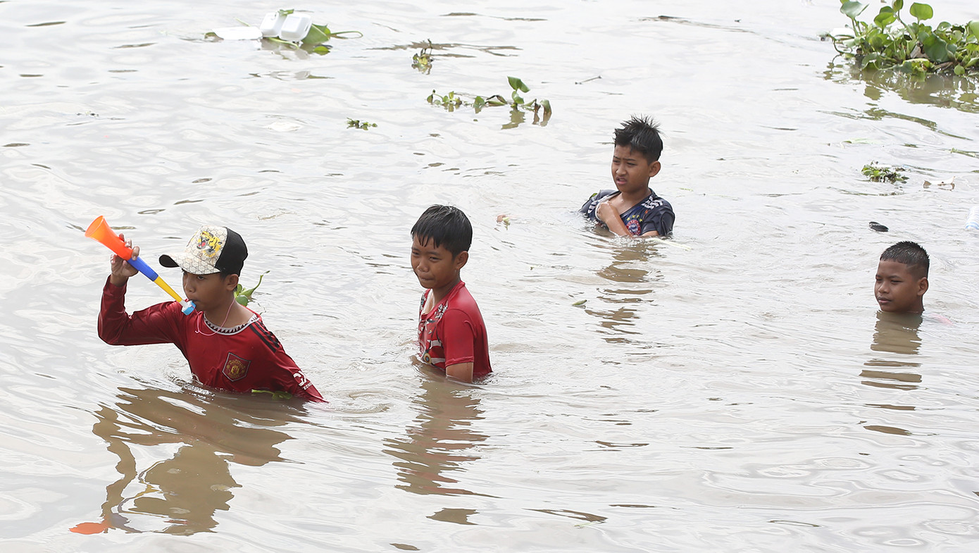 Khán giả hết mình cổ vũ các đội đua. Ảnh: Trường Phong. Khán giả hết mình cổ vũ các đội đua. Ảnh: Trường Phong.