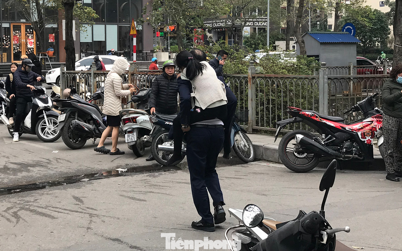 Một phụ huynh đón con về nhà sau vụ cháy. Ảnh: Trường Phong