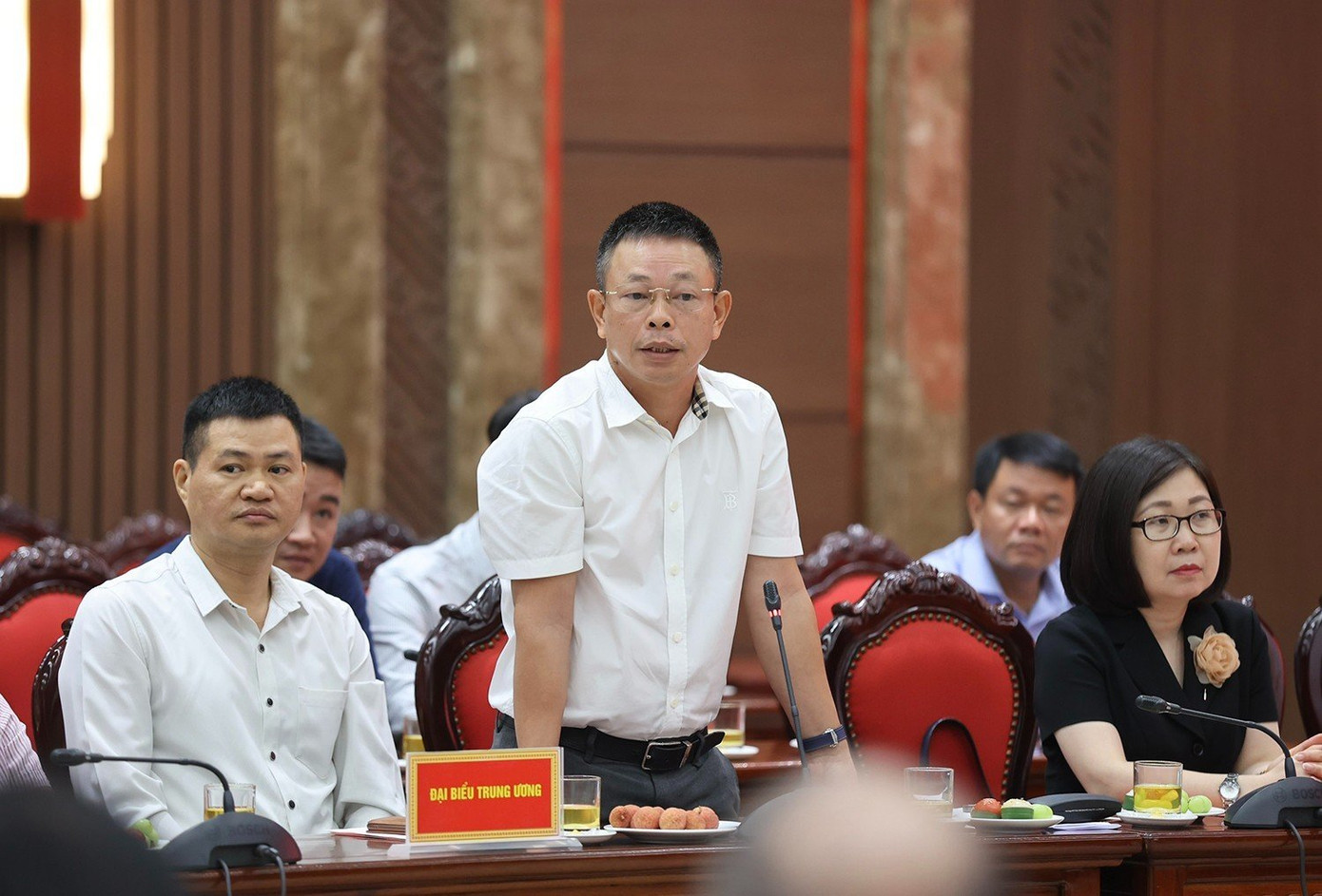 Phó Tổng Biên tập báo Tiền Phong Phùng Công Sưởng trao đổi, nêu ý kiến tại buổi gặp mặt. Ảnh: PV.