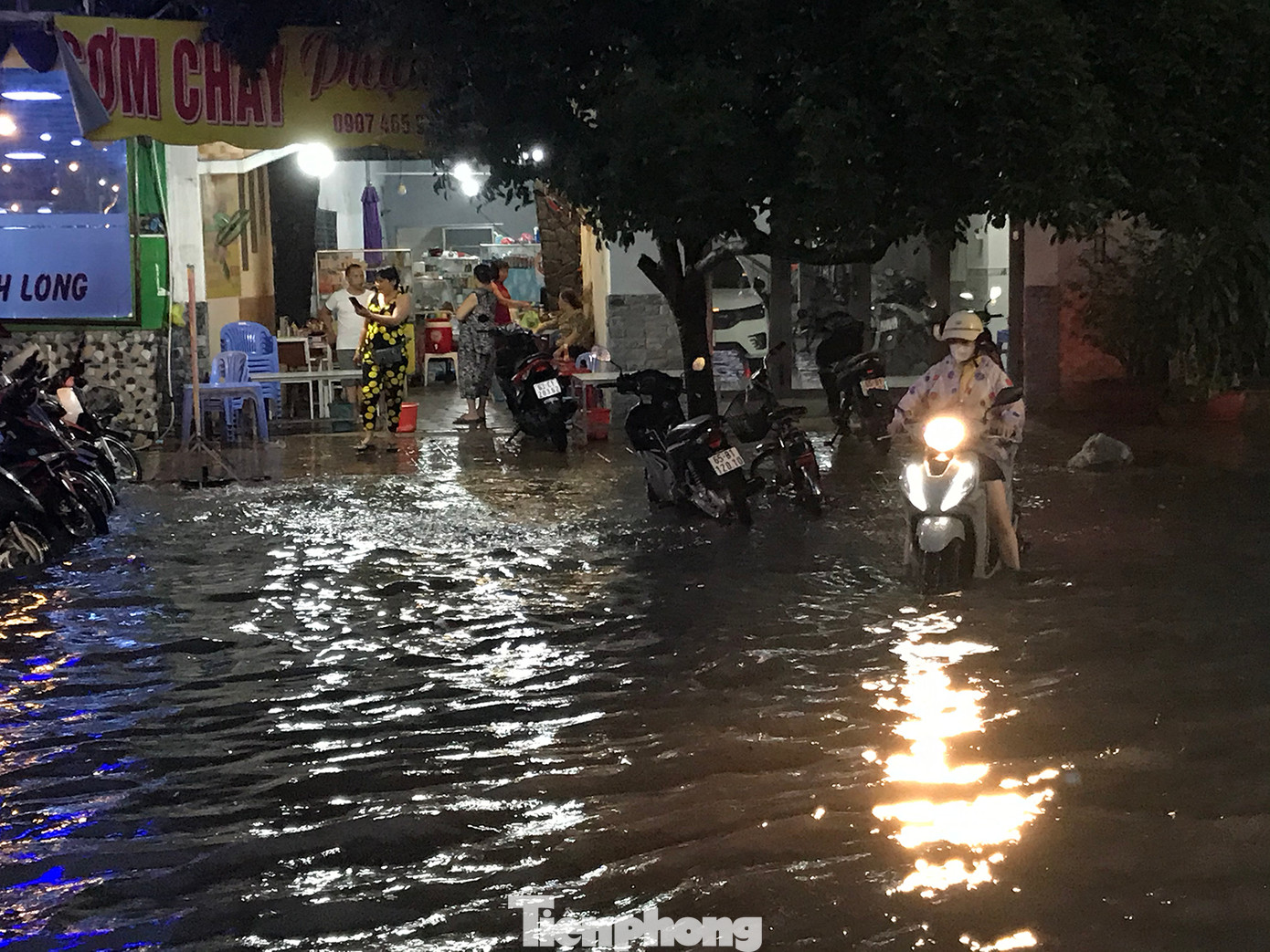 Trận mưa lớn khiến nhiều người dân gặp khó khăn khi di chuyển.