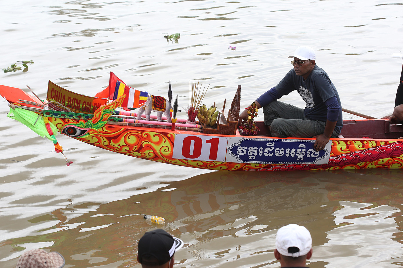 Mũi ghe Ngo được trang trí nhiều biểu tượng tâm linh, dường như nhằm tăng thêm sức mạnh trong cuộc đua. Ảnh: Trường Phong. Mũi ghe Ngo được trang trí nhiều biểu tượng tâm linh, dường như nhằm tăng thêm sức mạnh trong cuộc đua. Ảnh: Trường Phong.