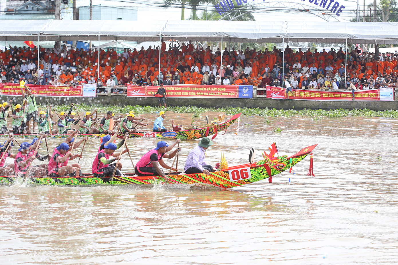 Những màn so kè quyết liệt trên sông. Nhiều chiếc ghe chỉ chiến thắng trong gang tấc, chênh nhau vài mili giây. Ảnh: Trường Phong. Những màn so kè quyết liệt trên sông. Nhiều chiếc ghe chỉ chiến thắng trong gang tấc, chênh nhau vài mili giây. Ảnh: Trường Phong.