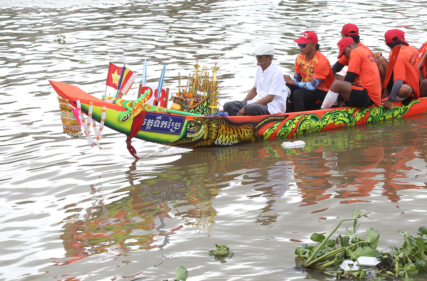 Mũi ghe Ngo được trang trí nhiều biểu tượng tâm linh, dường như nhằm tăng thêm sức mạnh trong cuộc đua. Ảnh: Trường Phong. Mũi ghe Ngo được trang trí nhiều biểu tượng tâm linh, dường như nhằm tăng thêm sức mạnh trong cuộc đua. Ảnh: Trường Phong.