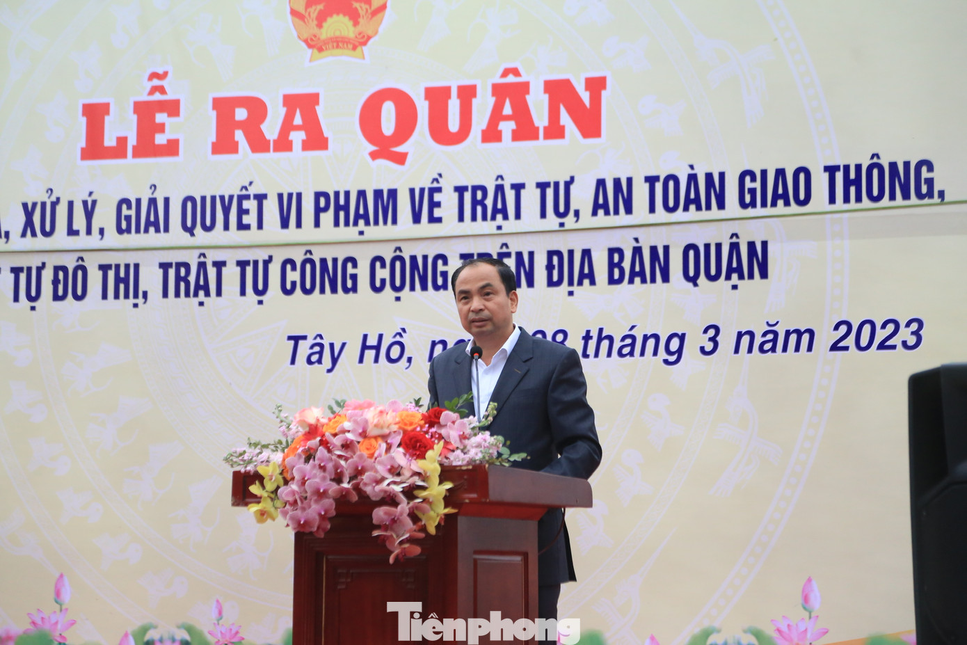 Chủ tịch UBND quận Tây Hồ Nguyễn Đình Khuyến phát biểu tại lễ ra quân. Ảnh: Đình Trường Chủ tịch UBND quận Tây Hồ Nguyễn Đình Khuyến phát biểu tại lễ ra quân. Ảnh: Đình Trường