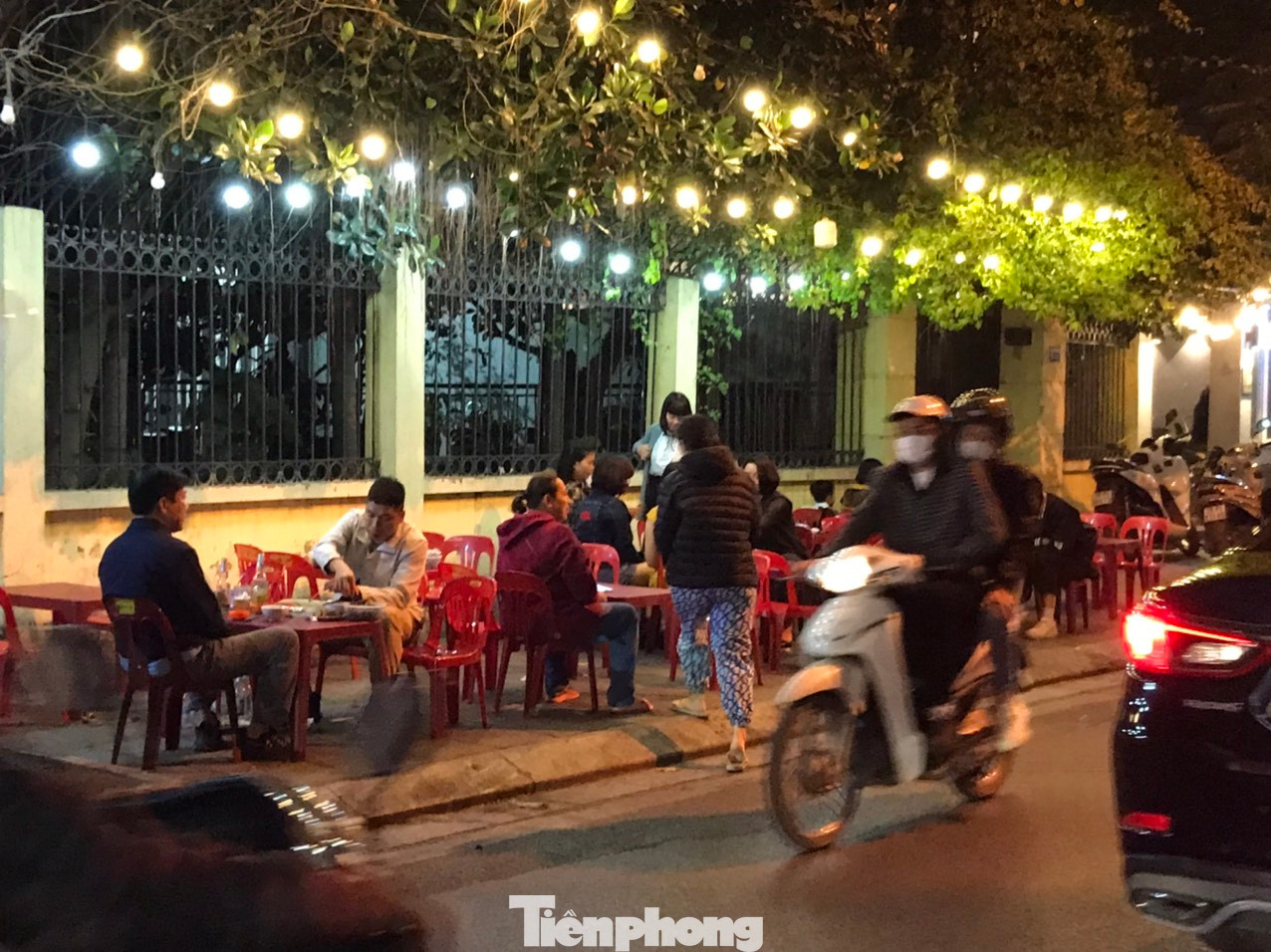 Vi phạm lòng đường, vỉa hè còn diễn ra nhiều trên địa bàn thành phố Hà Nội. Ảnh: Trường Phong Vi phạm lòng đường, vỉa hè còn diễn ra nhiều trên địa bàn thành phố Hà Nội. Ảnh: Trường Phong