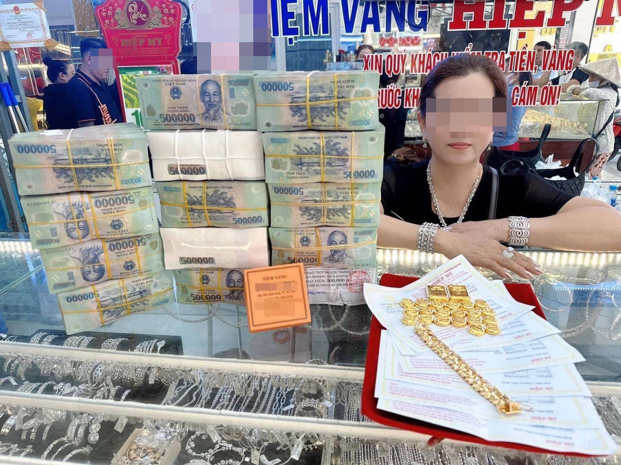 Hình ảnh bà T. trúng 5 tờ vé số độc đắc, sau đó mua vàng hết 2,4 tỷ đồng được lan truyền trên mạng xã hội. Hình ảnh bà T. trúng 5 tờ vé số độc đắc, sau đó mua vàng hết 2,4 tỷ đồng được lan truyền trên mạng xã hội.