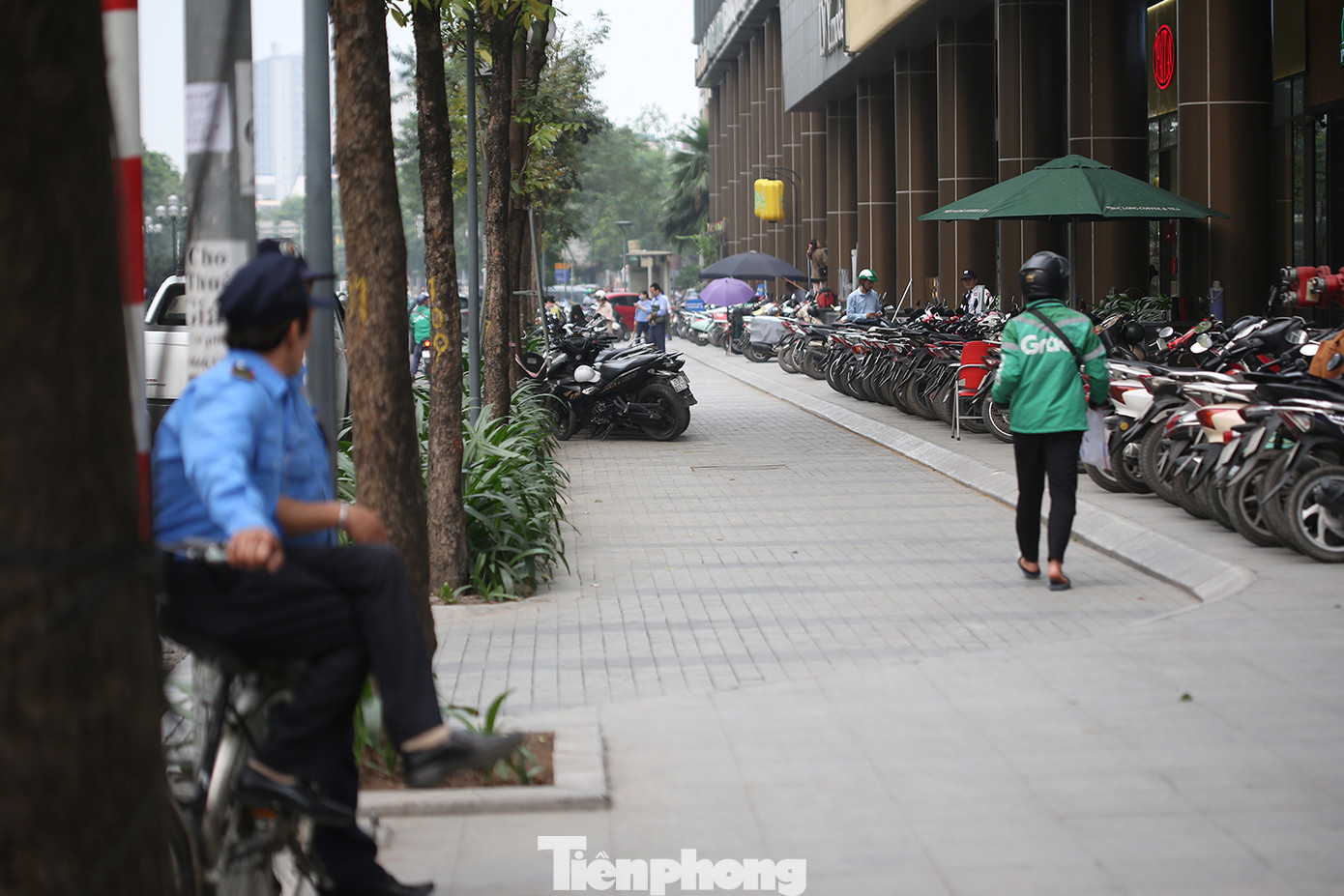 Người đi bộ sẽ buộc lòng phải di chuyển cùng với làn ô tô di chuyển trên vỉa hè, hoặc phải xuống lòng đường. Việc ô tô đi trên vỉa hè tiềm ẩn nhiều nguy cơ xảy ra tai nạn giao thông, đặc biệt với người đi bộ. Ảnh: Trường Phong.