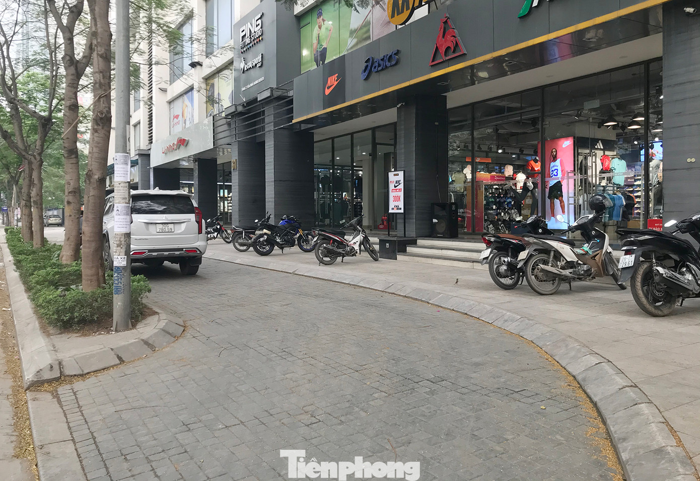 Nhiều đoạn vỉa hè trên đường Lê Văn Lương (Hà Nội) được khoét tạo làn đường dẫn hướng di chuyển cho ô tô vào sát chân các toà nhà cao tầng. Ảnh: Trường Phong.