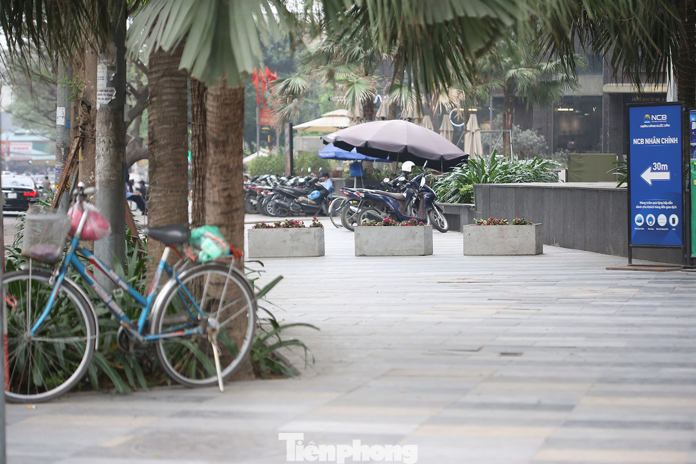 Một đoạn vỉa hè trên đường Lê Văn Lương còn dựng vật cản kiên cố bằng các bồn hoa. Ảnh: Trường Phong.