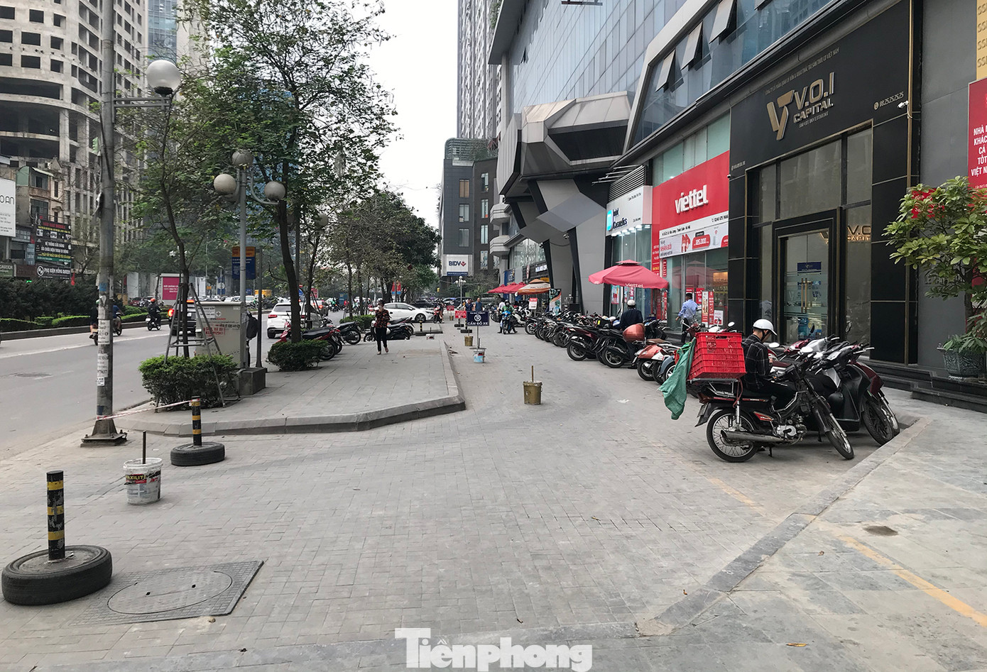 Việc tạo làn đường dành riêng cho ô tô khiến vỉa hè bị chia cắt, cản trở người đi bộ sử dụng vỉa hè. Ảnh: Trường Phong.