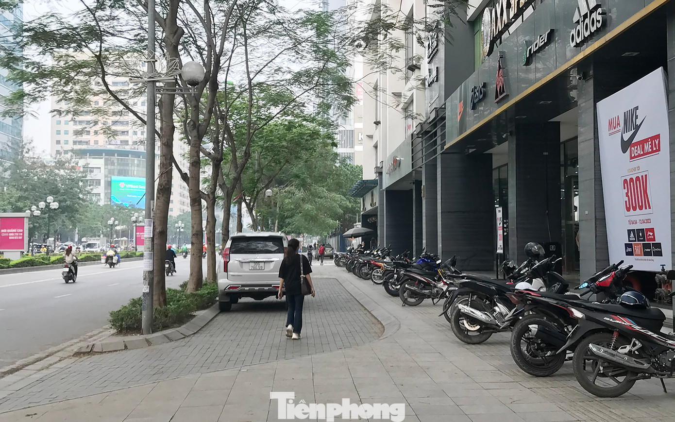 Một số đoạn, hầu như không còn diện tích dành cho người đi bộ. Làn đường dành cho ô tô di chuyển chiếm gần hết vỉa hè, trong khi, một phần còn lại để xe máy. Ảnh: Trường Phong.