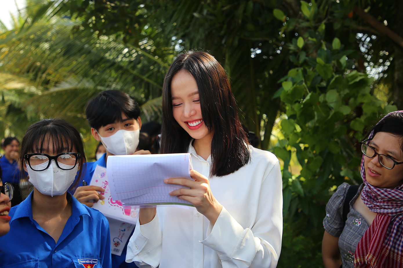 Hoa hậu Thanh Thủy vui vẻ ký tặng đoàn viên, thanh niên.