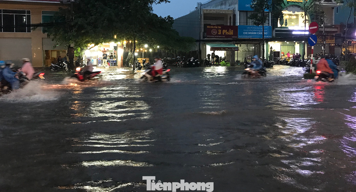 Lượng nước dâng cao khiến nhiều tuyến phố trung tâm trông như "biển nước".