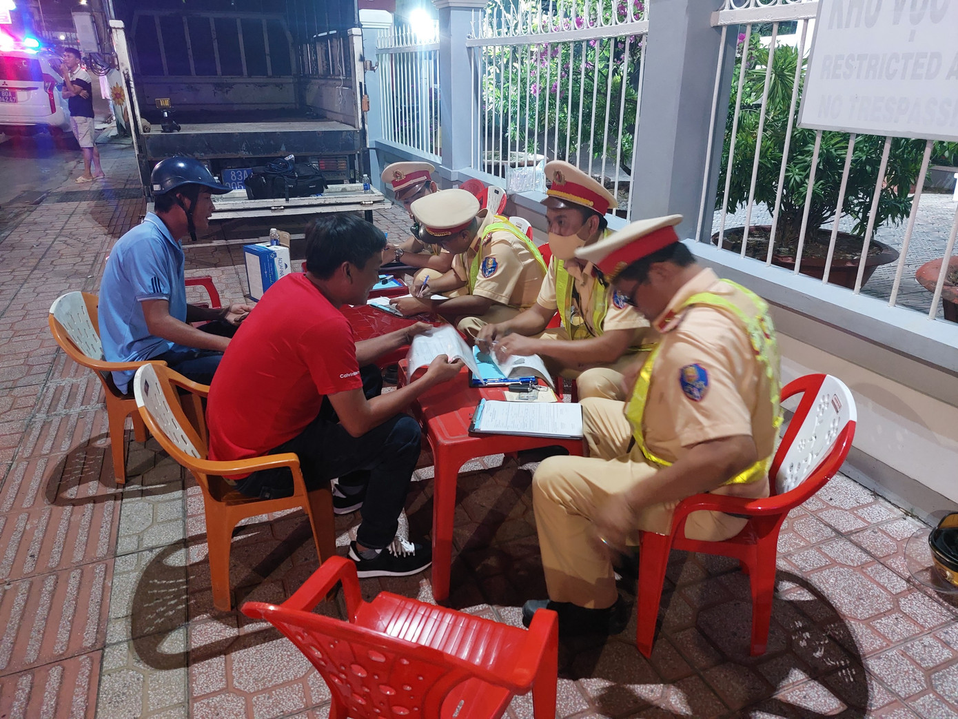 Lực lượng CSGT tỉnh Sóc Trăng lập biên bản xử lý các hành vi vi phạm trật tự an toàn giao thông. Ảnh: Cao Xuân Lương.