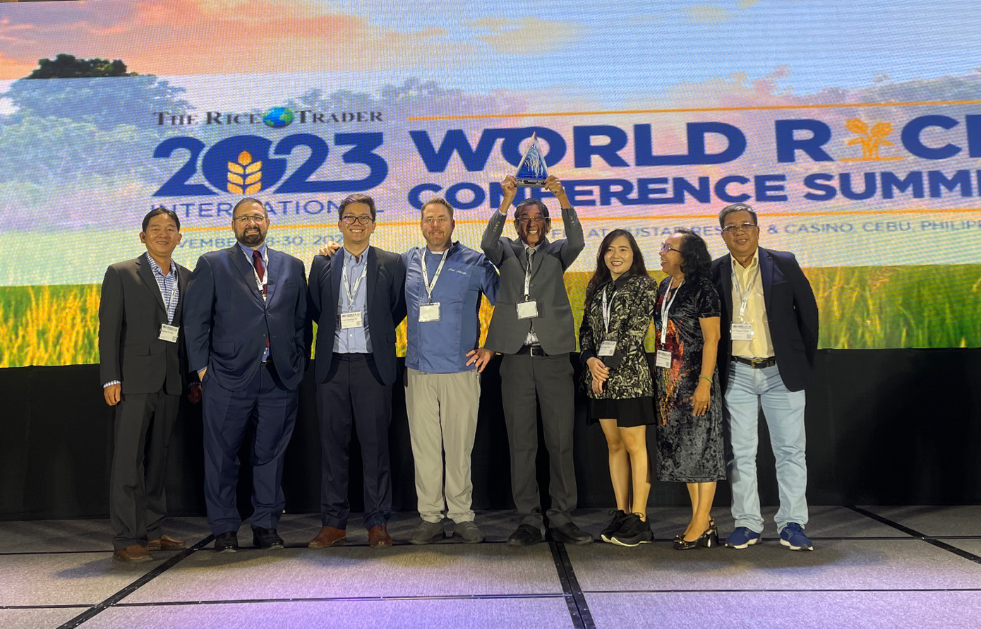 Ông Hồ Quang Cua nhận giải Gạo ngon nhất thế giới 2023 cho gạo ST25. Ảnh: NVCC. Ông Hồ Quang Cua nhận giải Gạo ngon nhất thế giới 2023 cho gạo ST25. Ảnh: NVCC.