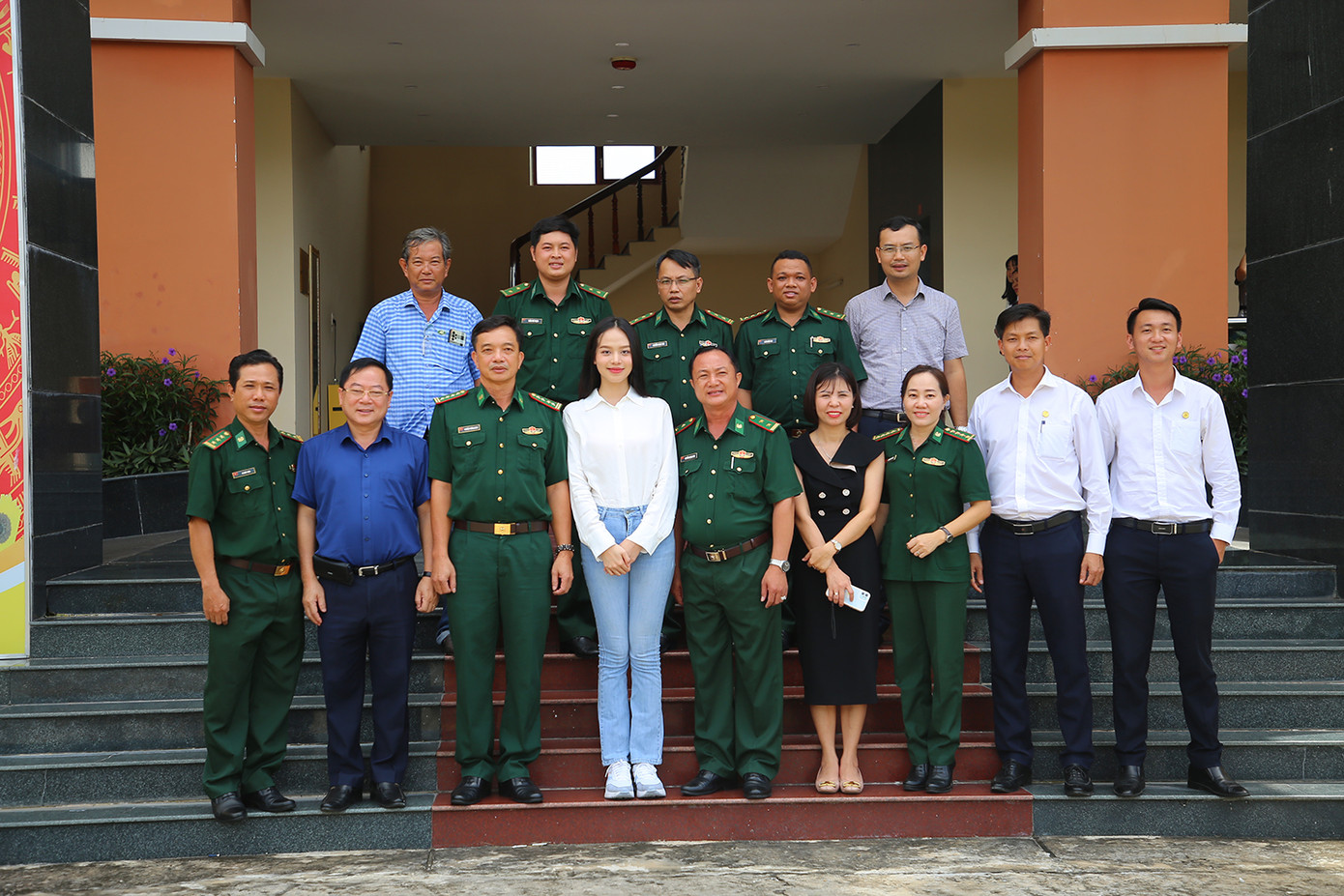 Hoa hậu chụp ảnh lưu niệm cùng lãnh đạo bộ đội biên phòng tỉnh Kiên Giang, lãnh đạo báo Tiền Phong, lãnh đạo công ty cổ phần xây dựng HUD Kiên Giang.