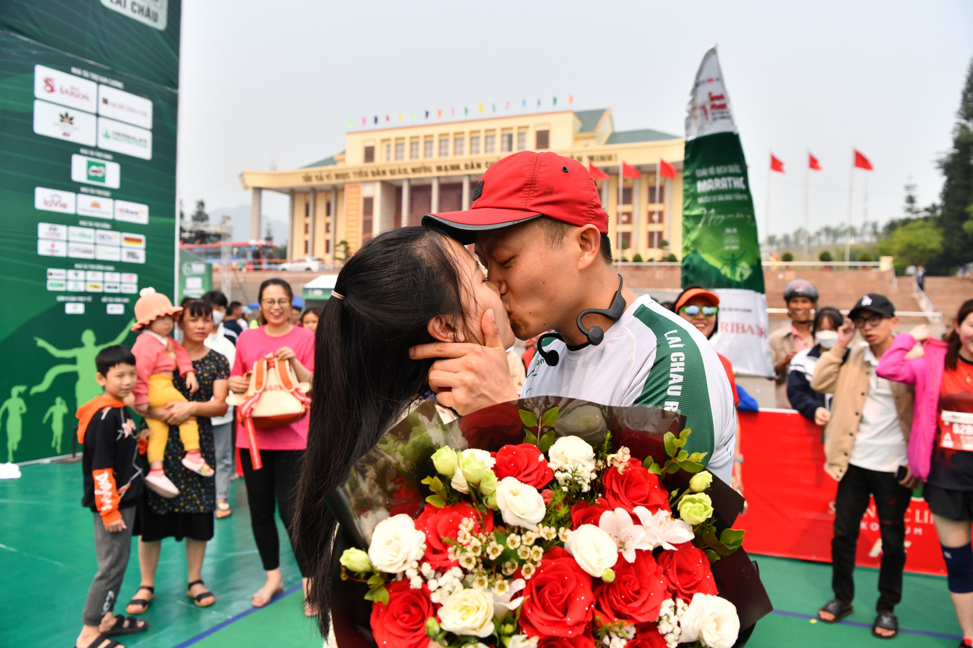 Nụ hôn của đôi bạn trẻ Trần Đại Vũ và Vũ Thị Lương ở vạch đích Tiền Phong Marathon 2023 gây xúc động mạnh với những người có mặt tại Quảng trường Nhân dân, sáng 26/3. Ảnh: Như Ý