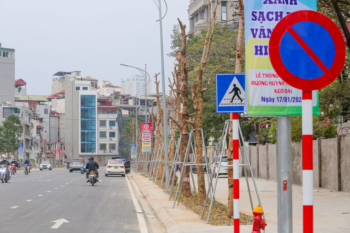 Phó Chủ tịch UBND thành phố Dương Đức Tuấn cho rằng, UBND quận Đống Đa cần tiếp tục hoàn thiện các công việc còn lại của dự án, đặc biệt, ưu tiên thực hiện ngay những hạng mục về cảnh quan, cây xanh, biển báo, biển chỉ dẫn và các biện pháp đồng bộ chỉnh trang hạ tầng kỹ thuật của tuyến phố. Ảnh: Duy Phạm