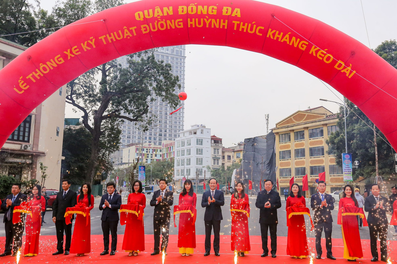 Chủ tịch HĐND thành phố Hà Nội Nguyễn Ngọc Tuấn và Phó Chủ tịch thành phố Dương Đức Tuấn cùng lãnh đạo UBND quận Đống Đa cắt băng Lễ thông xe kỹ thuật đường Huỳnh Thúc Kháng kéo dài. Ảnh: Duy Phạm