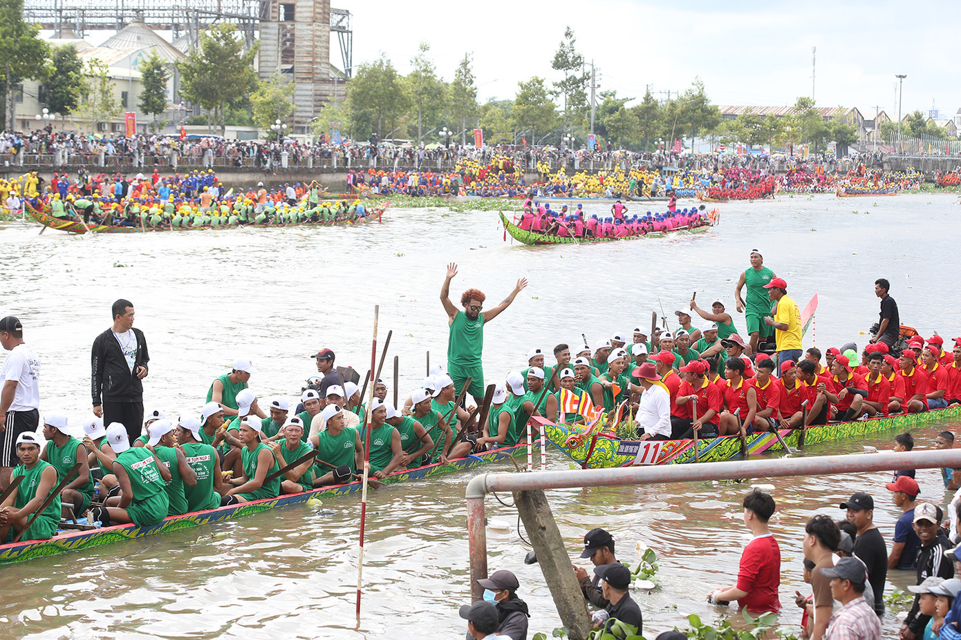 Khán giả hết mình cổ vũ các đội đua. Ảnh: Trường Phong. Khán giả hết mình cổ vũ các đội đua. Ảnh: Trường Phong.