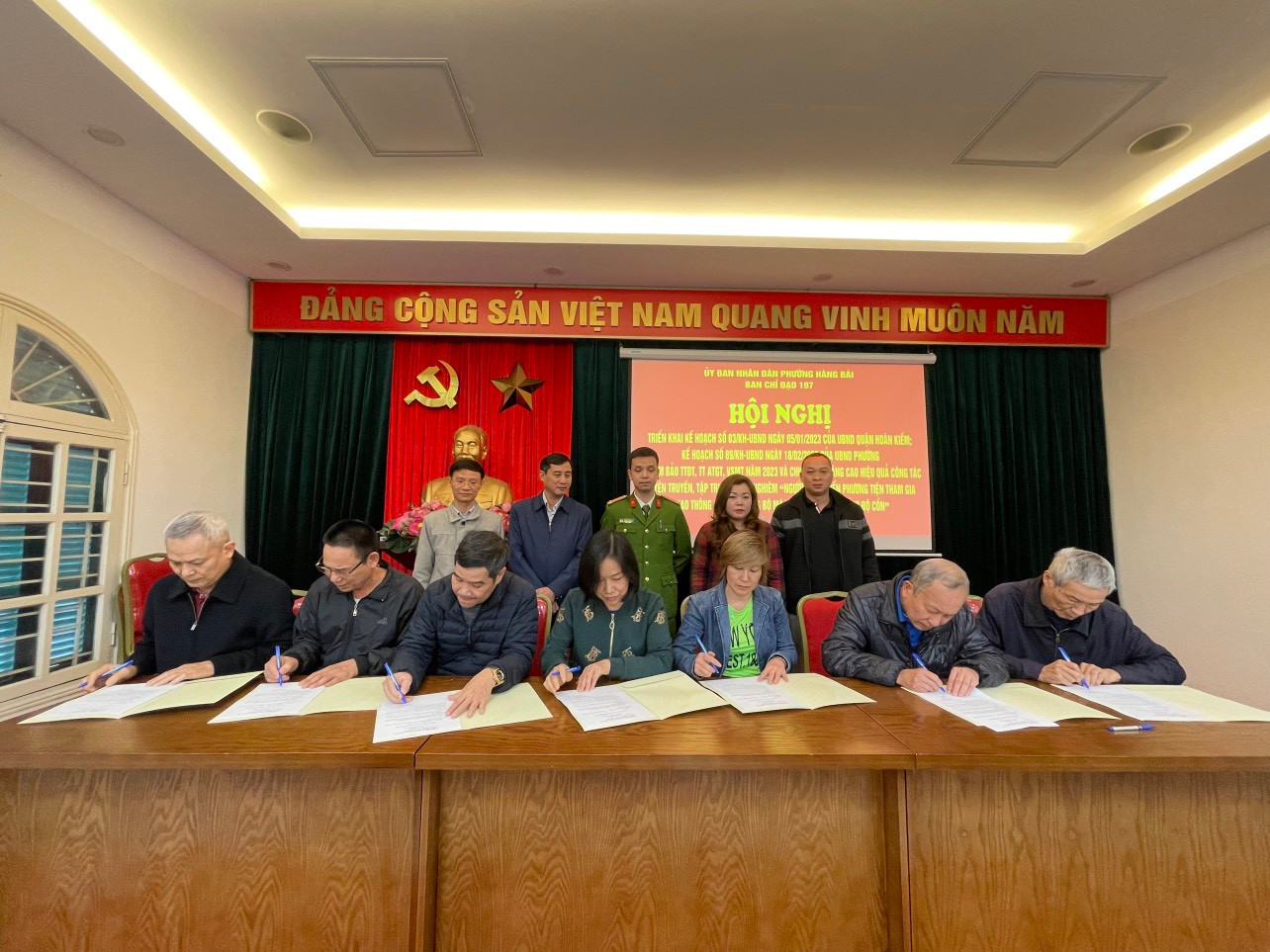 Đại diện các cơ quan, doanh nghiệp, tổ dân phố trên địa bàn phường Hàng Bài ký cam kết về tuân thủ quy định của pháp luật liên quan đến uống rượu, bia. Ảnh: CAP Hàng Bài