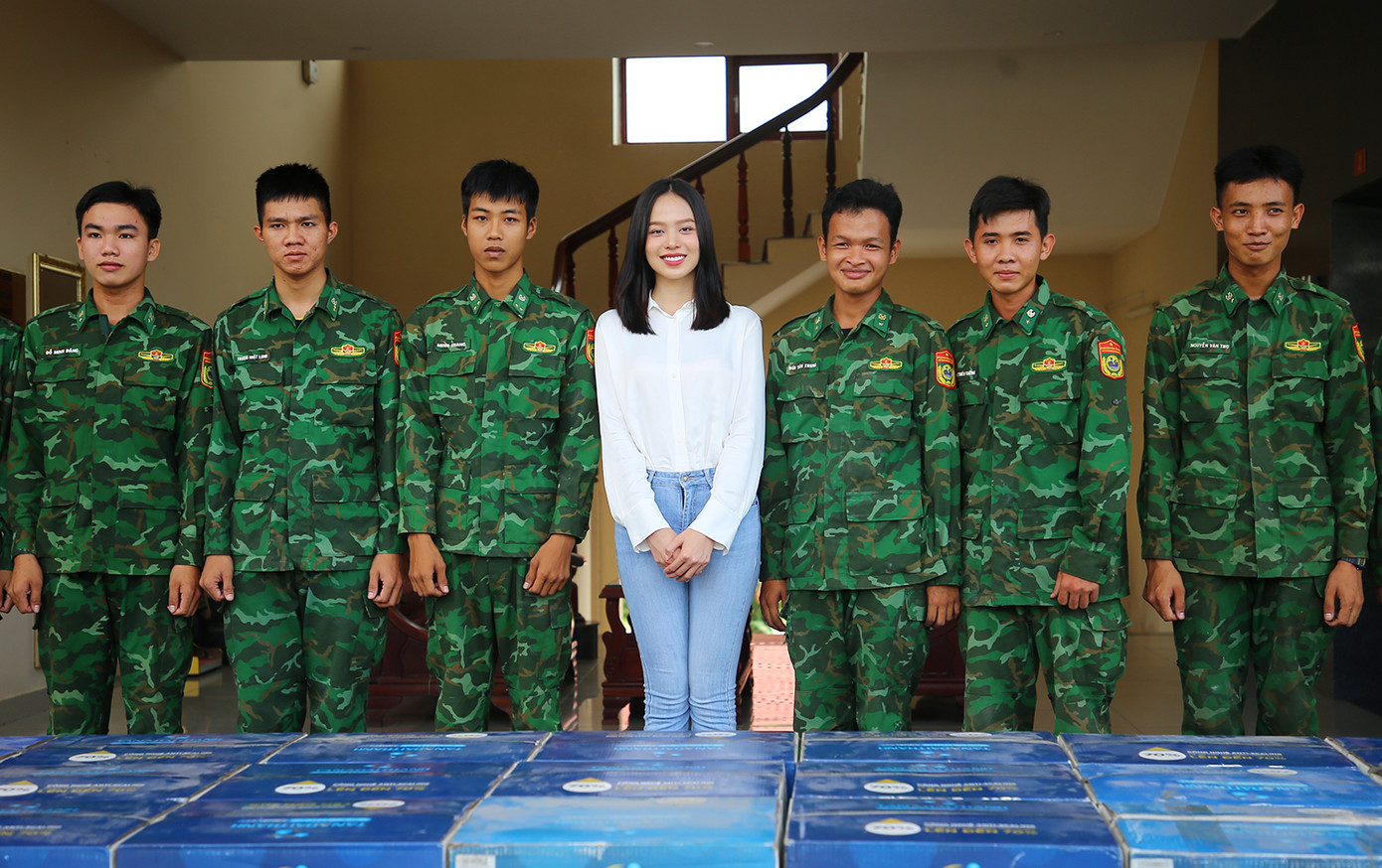 Hoa hậu Thanh Thủy cùng chiến sĩ trẻ bộ đội biên phòng tỉnh Kiên Giang.