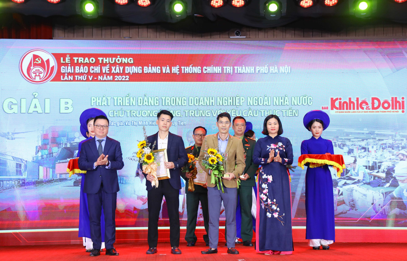 Phó Bí thư Thường trực Thành ủy Hà Nội Nguyễn Thị Tuyến và Tổng Biên tập báo Nhân dân - Chủ tịch Hội nhà báo Việt Nam Lê Quốc Minh trao giải B cho đại diện nhóm tác giả báo Tiền Phong. Ảnh: PV Phó Bí thư Thường trực Thành ủy Hà Nội Nguyễn Thị Tuyến và Tổng Biên tập báo Nhân dân - Chủ tịch Hội nhà báo Việt Nam Lê Quốc Minh trao giải B cho đại diện nhóm tác giả báo Tiền Phong. Ảnh: PV