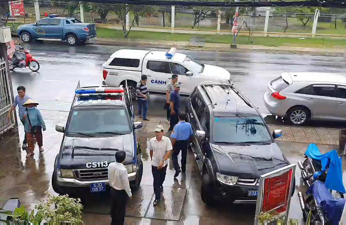 Lực lượng chức năng có mặt tại hiện trường. Ảnh: Thảo Vy.